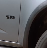 Plano cercano del emblema S10 en la Chevrolet Trail Boss.