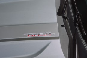 Plano cercano del emblema Trail Boss en la S10.
