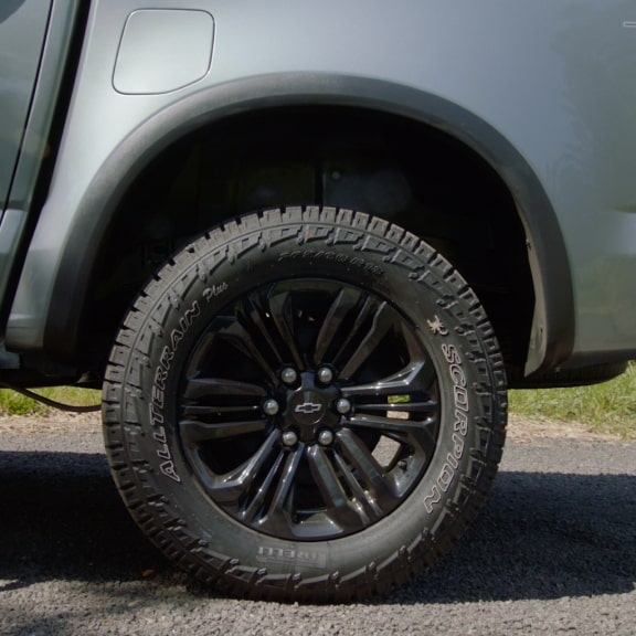 Vista en detalle de las llantas de aleación de 18 pulgadas con diseño exclusivo de la Chevrolet S10 Trail Boss.