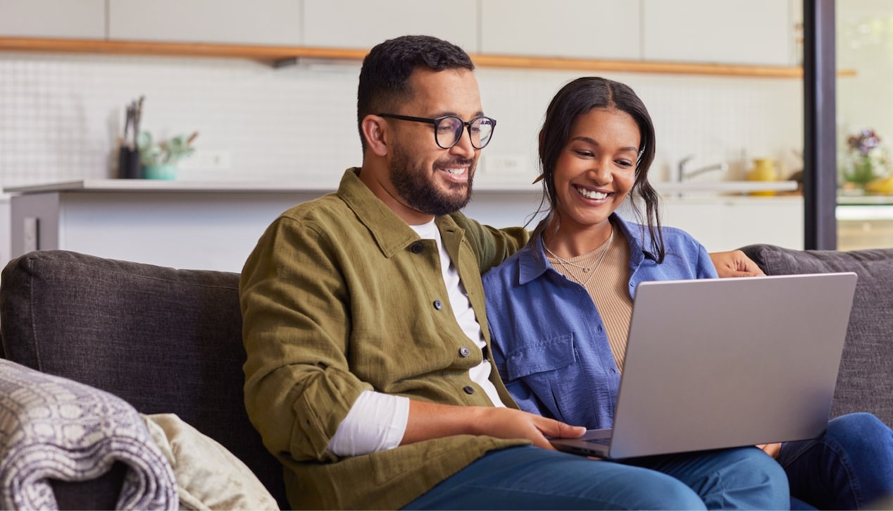 Pareja utilizando una computadora portátil desde su hogar para completar la suscripción digital de Plan Chevrolet de forma online y gestionar el proceso desde una única plataforma.