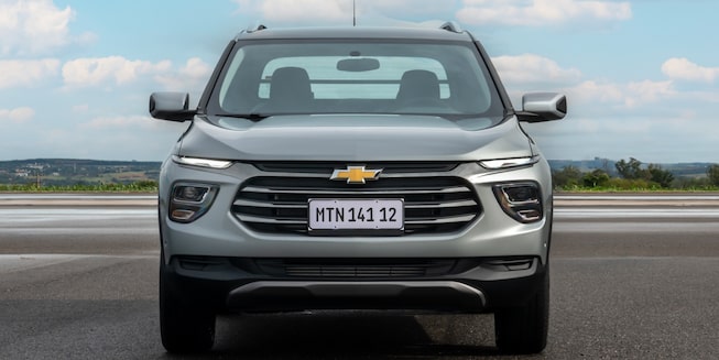 Vista frontal de Chevrolet Montana color Shark Skin Silver.