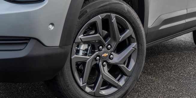 Vista en detalle de las llantas de acero 17” de la Chevrolet Montana.
