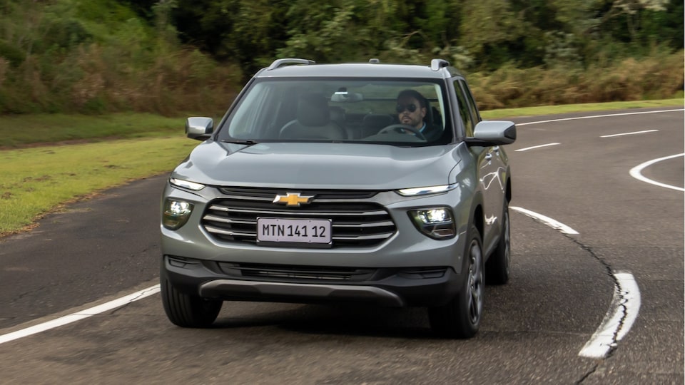 Chevrolet Montana LT AT con un motor 1.2 turbo de 132 CV de potencia circulando por una ruta.
