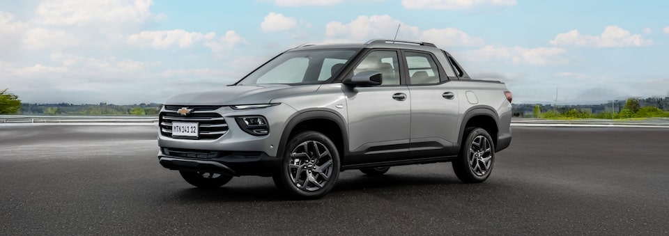 Vista lateral de Chevrolet Montana estacionada color Shark Skin Silver.