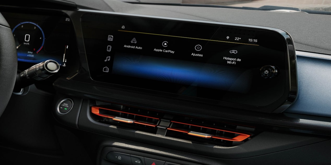 Interior de Chevrolet Onix Plus con central multimedia MyLink y pantalla táctil de 8 pulgadas, mostrando funciones de conectividad como Android Auto, Apple CarPlay y Wi-Fi.