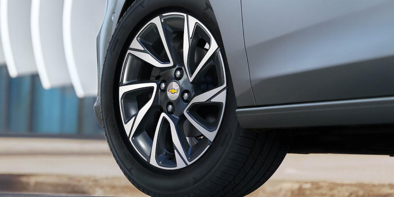 Detalle de la llanta de acero High Vent de 15 pulgadas de Chevrolet Onix Plus, destacando su diseño exclusivo y acabado bicolor.