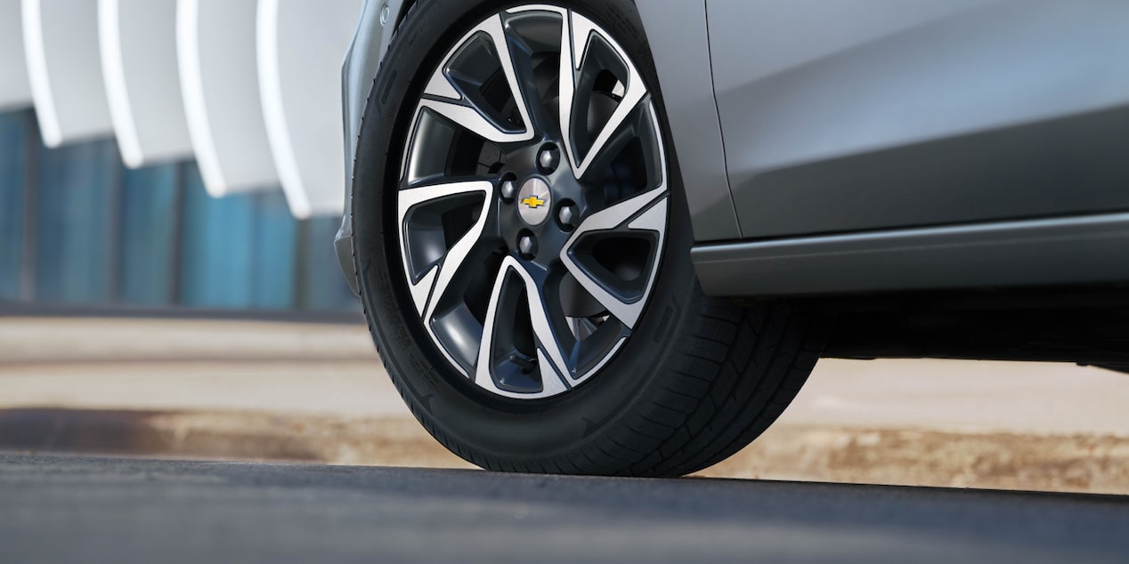 Detalle de la rueda y llanta de aleación de Chevrolet Onix, destacando el sistema de frenos ABS en un entorno urbano.