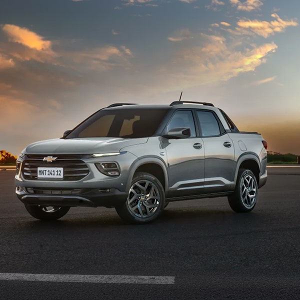 Vista trasera de la Chevrolet Montana estacionada con vegetación de fondo.