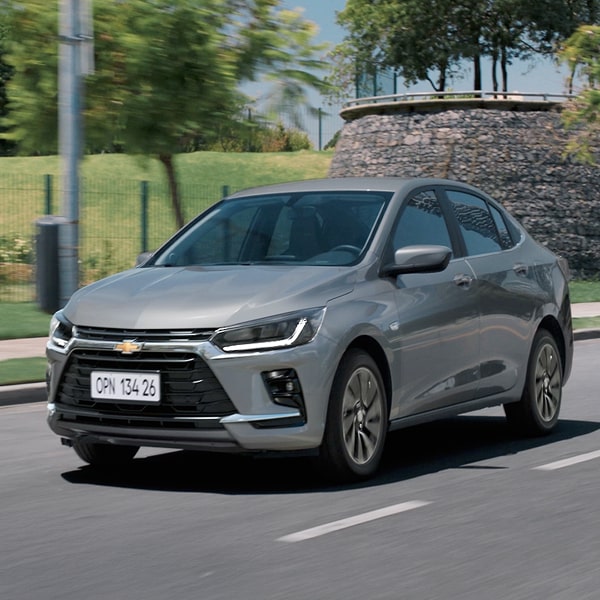 Chevrolet Onix Plus circulando por una zona urbana.