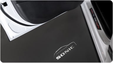 Luz de Cortesía con Logo para el Chevrolet Sonic.