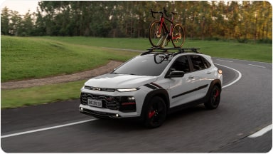 Rack de Techo con barras transversales para el Chevrolet Sonic siendo usado para llevar una bicicleta.