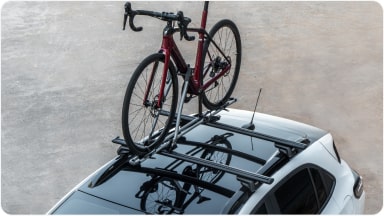 Rack de Techo con barras transversales para el Chevrolet Sonic siendo usado para llevar una bicicleta.