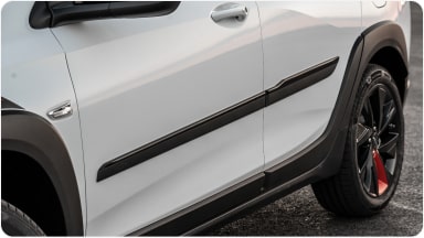 Moldura de Puerta con Parte Texturizada y Parte Negro High Gloss para el Chevrolet Sonic.