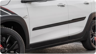 Vista lateral de la Moldura de Puerta con Parte Texturizada y Parte Negro High Gloss para el Chevrolet Sonic.