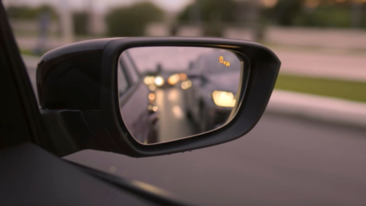 Primer plano de un espejo retrovisor.