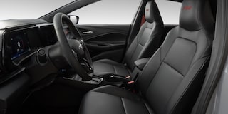 Imagen lateral de los dos asientos delanteros del Chevrolet Sonic.