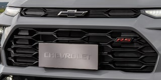 Primer plano de la parrila y el parachoques del Chevrolet Sonic.