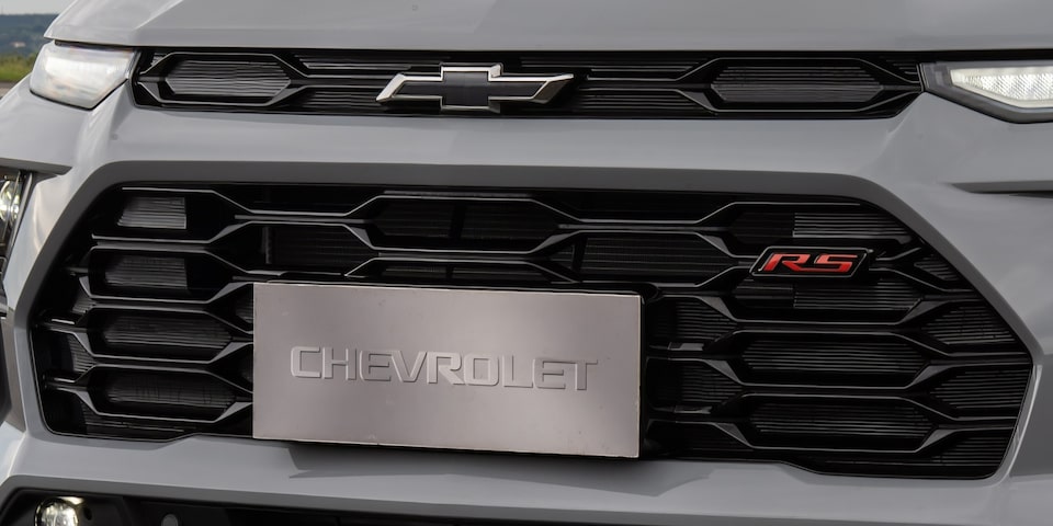 Primer plano de la parrila y el parachoques del Chevrolet Sonic.
