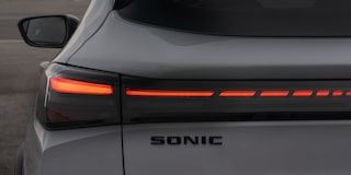 Primer plano de la insignia Sonic en la parte trasera izquierda del Chevrolet Sonic.