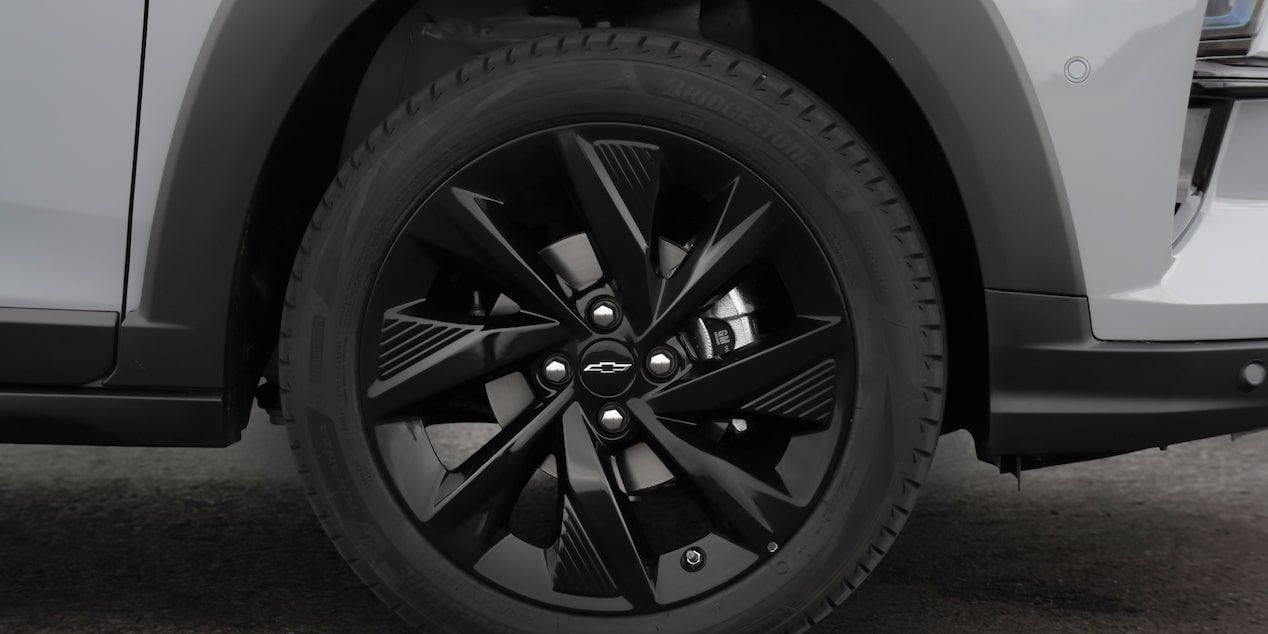 Primer plano de una de las ruedas del Chevrolet Sonic.