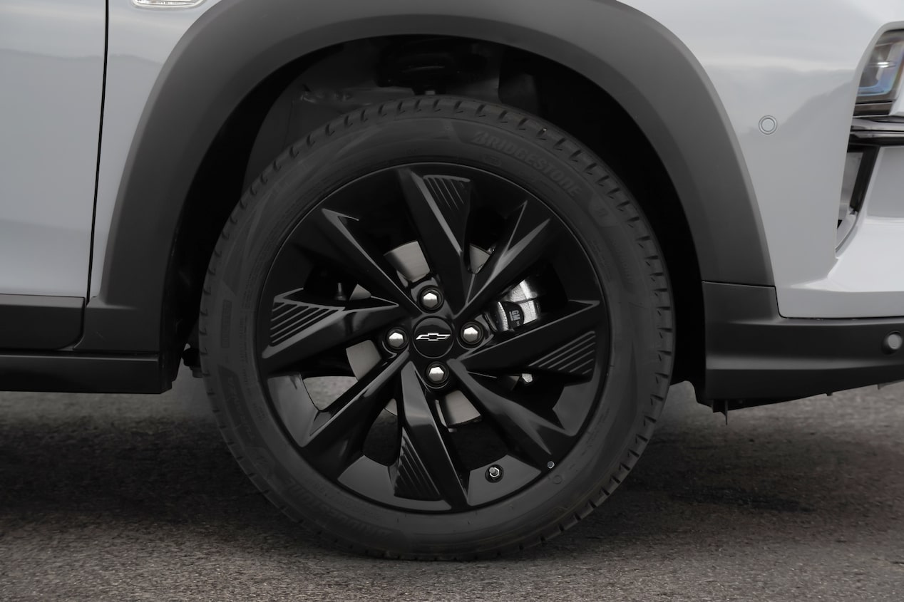 Primer plano de una de las ruedas del Chevrolet Sonic.