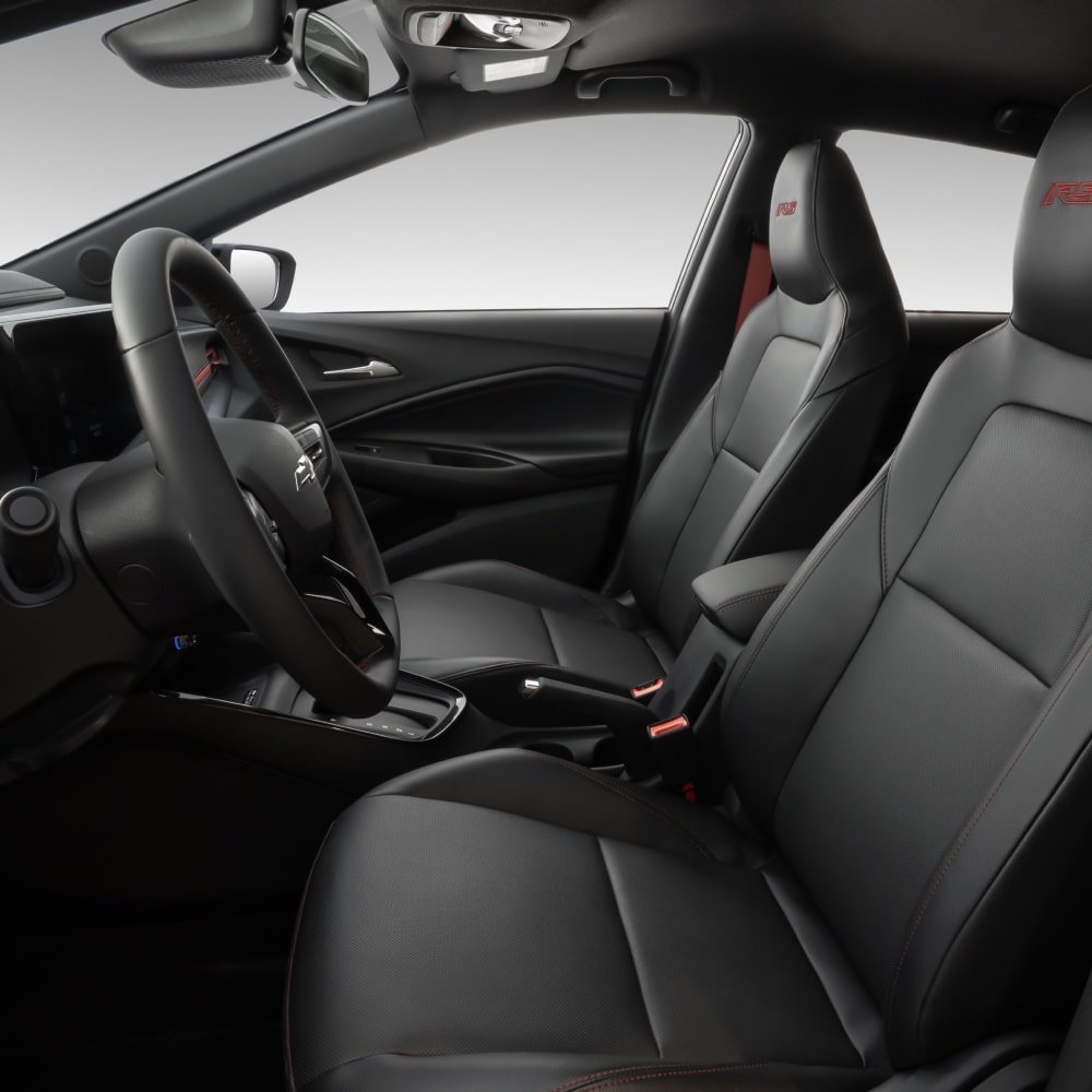 Imagen lateral de los dos asientos delanteros del Chevrolet Sonic.