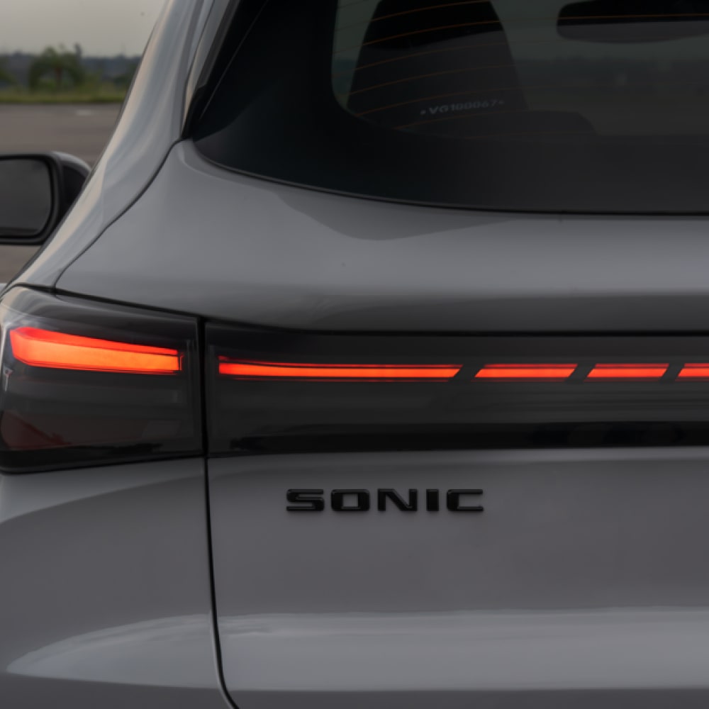 Primer plano de la insignia Sonic en la parte trasera izquierda del Chevrolet Sonic.