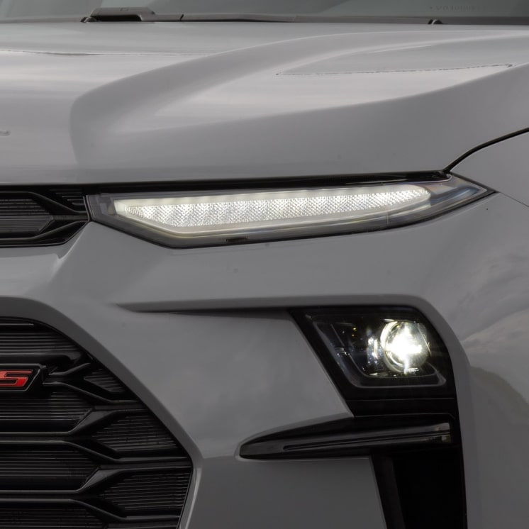 Primer plano del faro delantero izquierdo del Chevrolet Sonic.