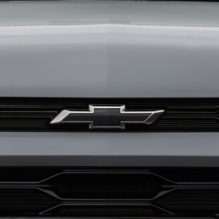 Primer plano de la insignia Chevrolet en la parte delantera del Chevrolet Sonic.