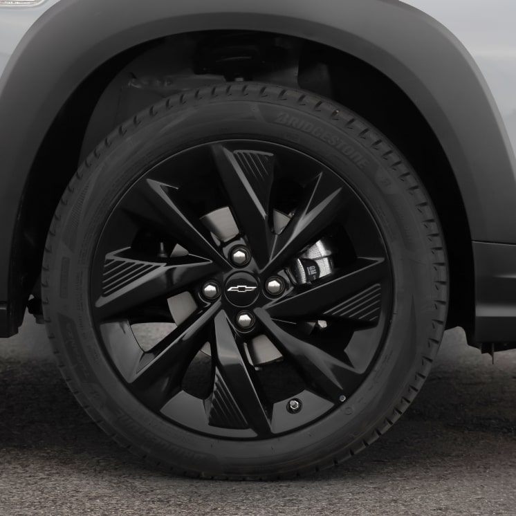 Primer plano de una de las llantas del Chevrolet Sonic.