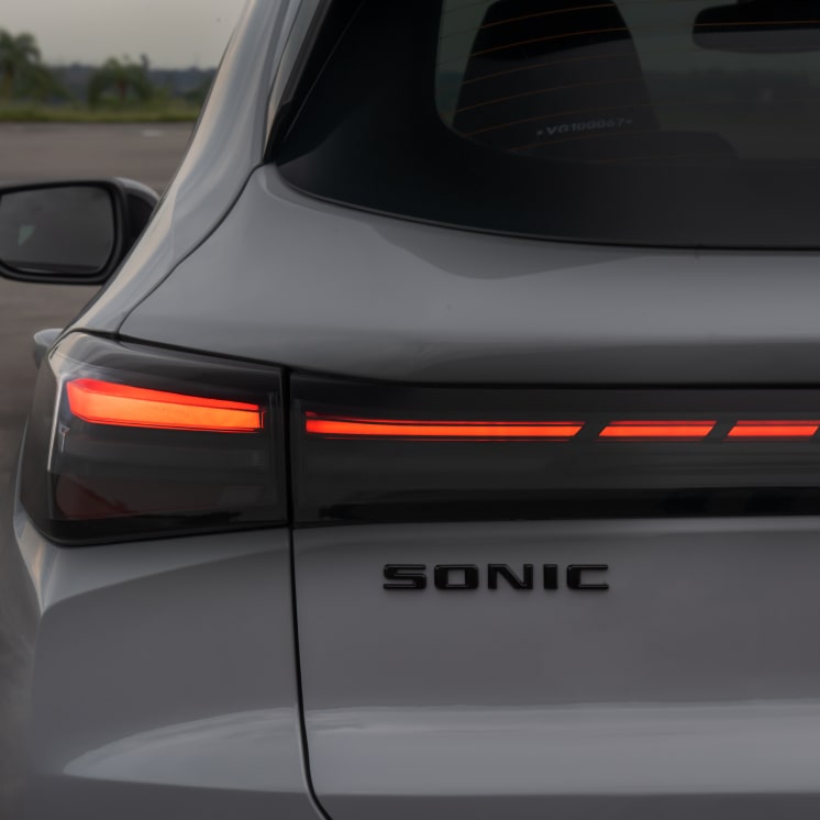 Primer plano de la insignia Sonic en la parte trasera izquierda del Chevrolet Sonic.