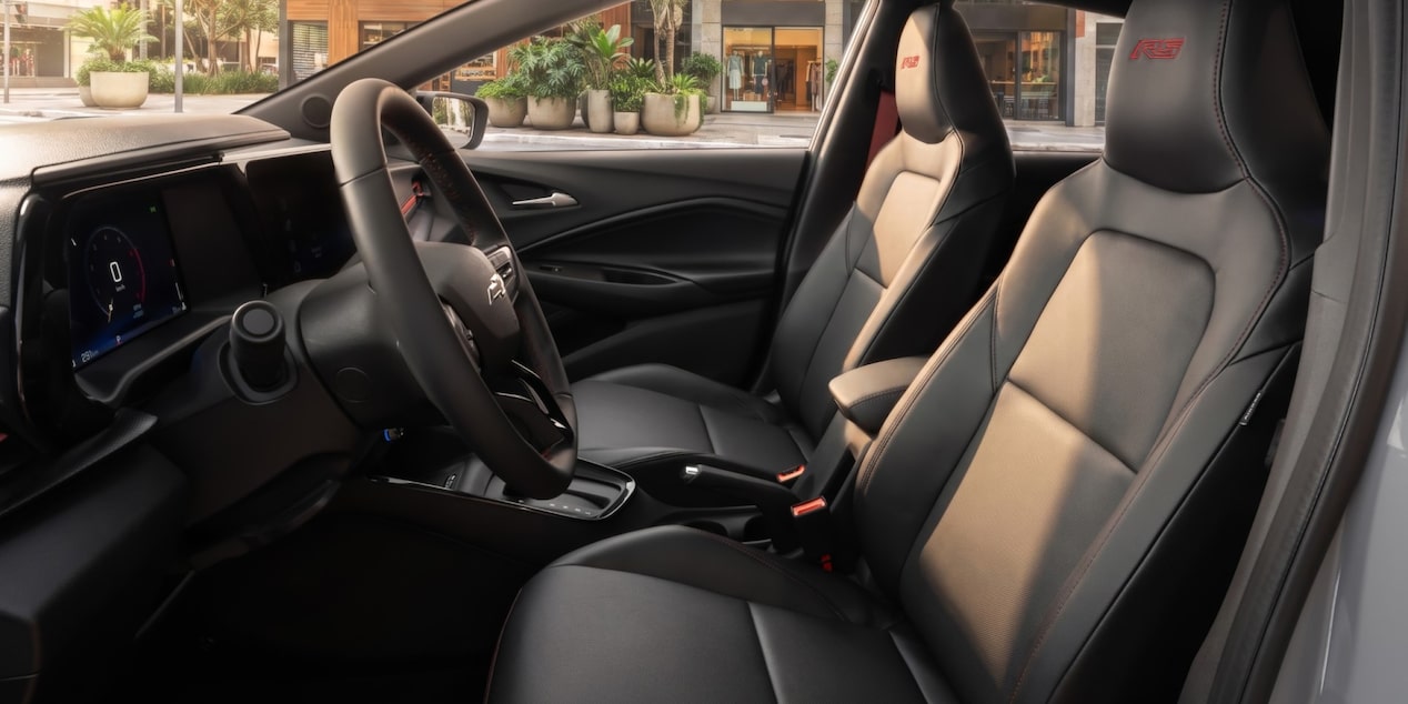  Imagen lateral de los dos asientos delanteros del Chevrolet Sonic.