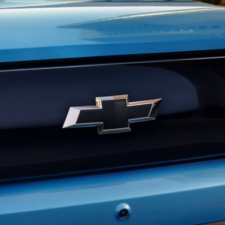 Primer plano de la insignia Chevrolet.