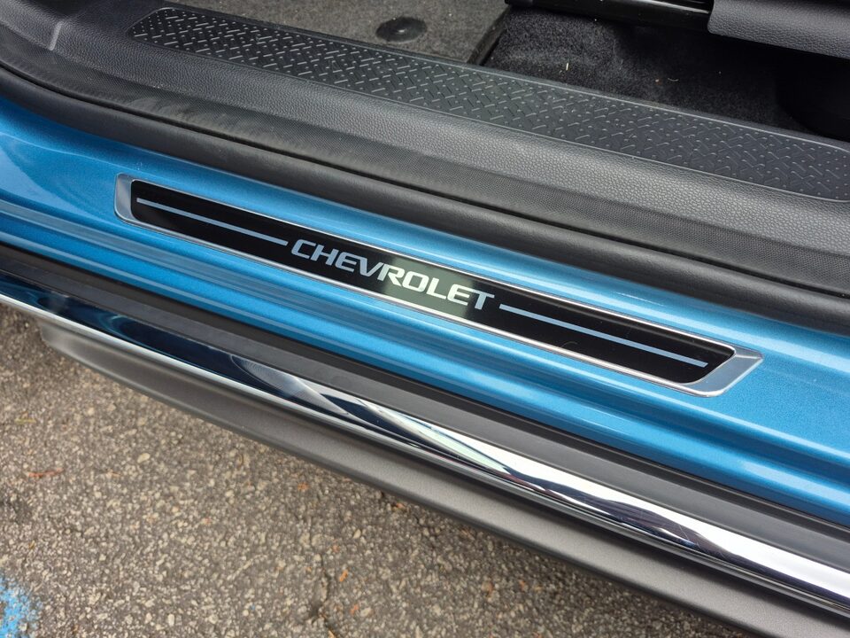Soleira de porta com acabamento metálico e inscrição Chevrolet aplicada na base da entrada do Chevrolet Spark EUV.