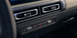 Close no painel do Spark EUV com foco nas saídas de ar e botões de controle de temperatura e segurança.