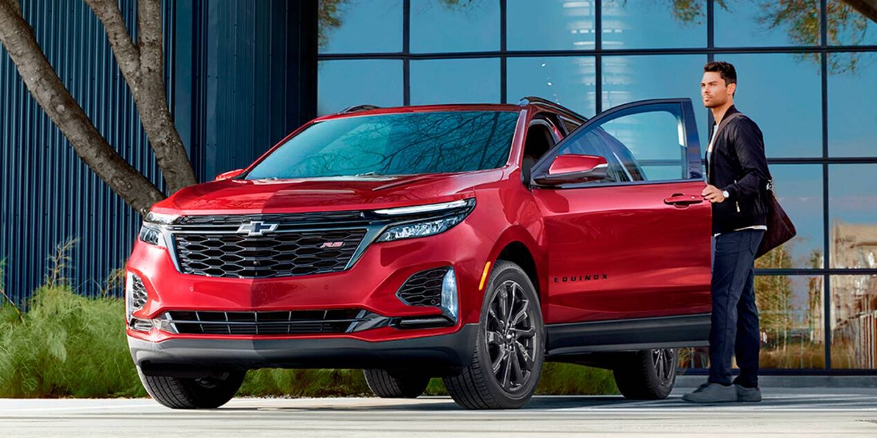 Homem abrindo a porta de um carro Chevrolet