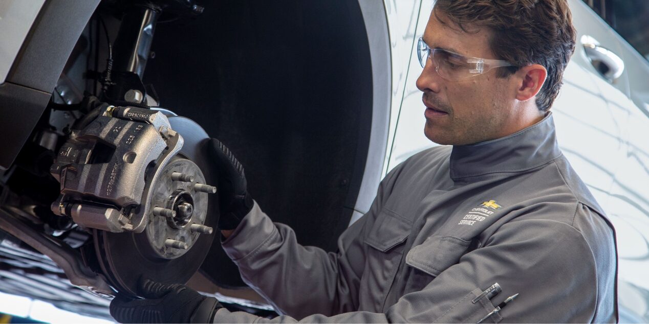 Homem fazendo a manutenção de um veículo Chevrolet
