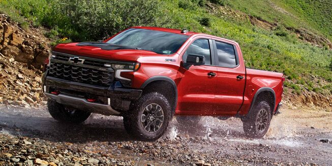 Pick up Chevrolet Silverado ZR2  vista de frente en marcha