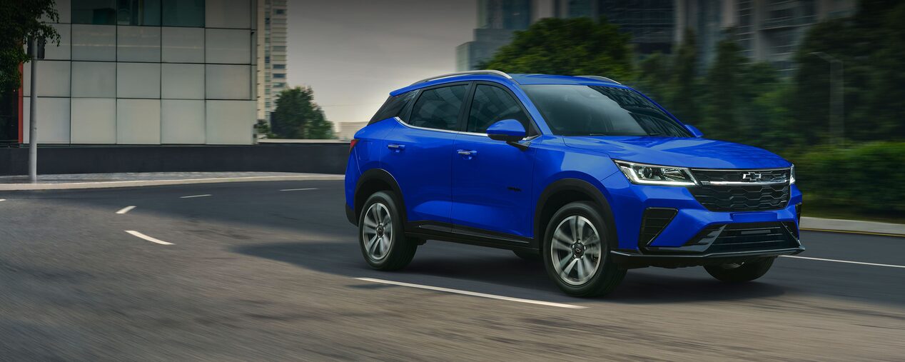 Chevrolet Groove azul en movimiento en ambiente urbano