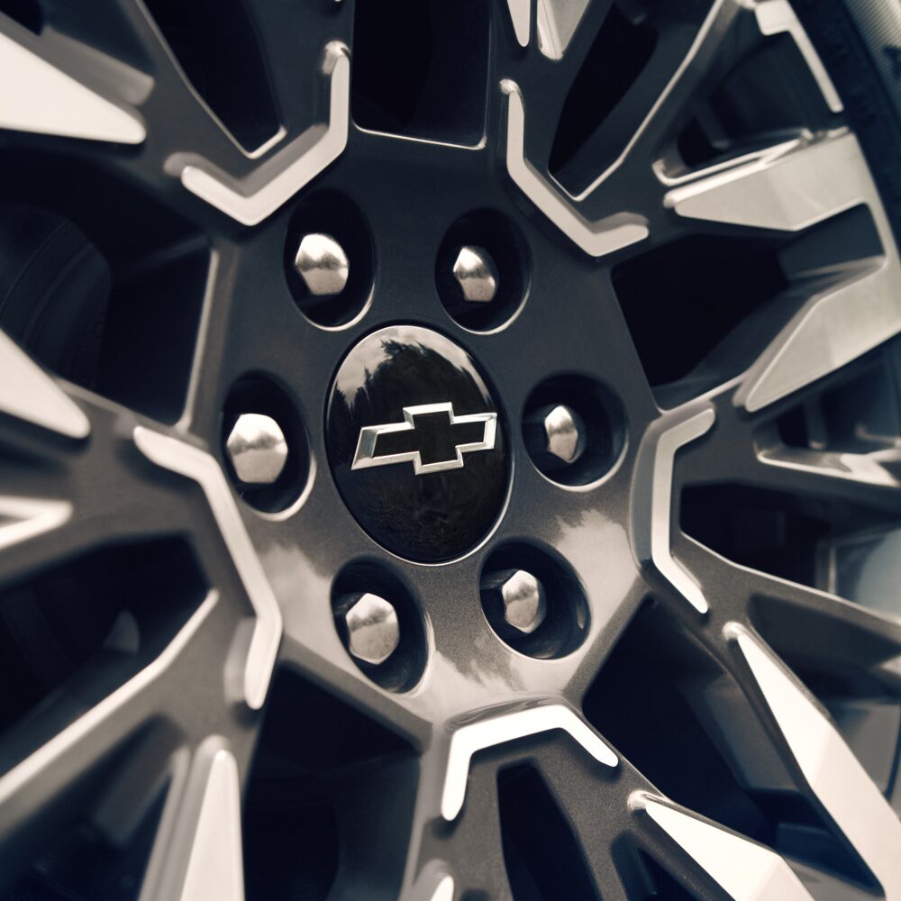 Detalle de aro de aleación Chevrolet Suburban Z71 2025 con logo Chevrolet y diseño deportivo cerca al lago