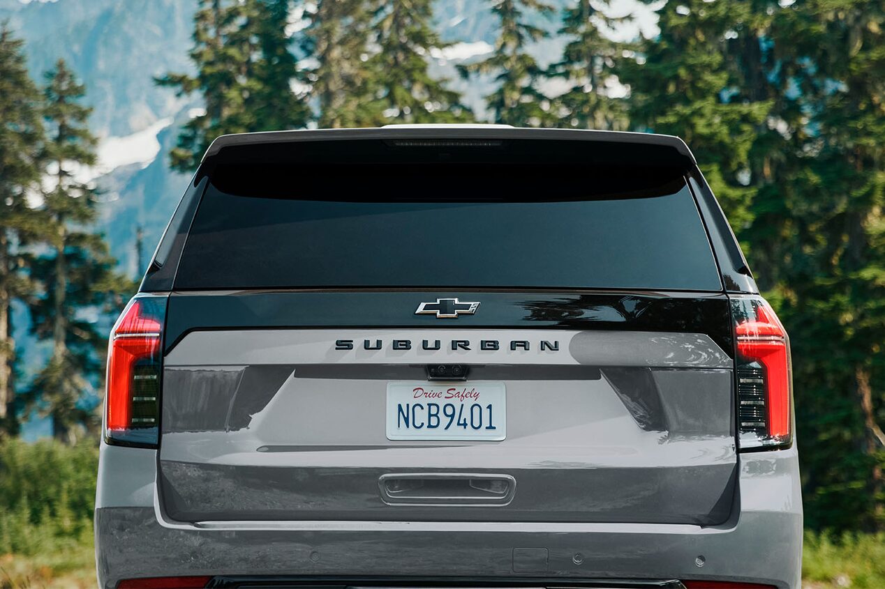 Vista trasera de la Chevrolet Suburban Z71 2025 mostrando el logo central de Chevrolet y diseño de luces verticales en entorno natural