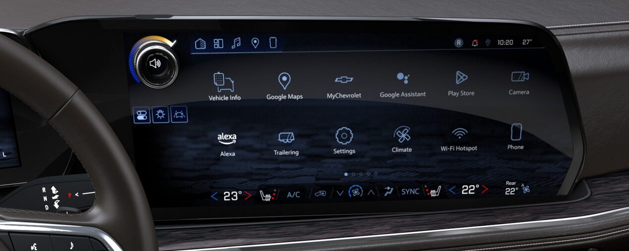 Pantalla central multimedia de la Chevrolet Suburban Z71 con conectividad y controles de clima