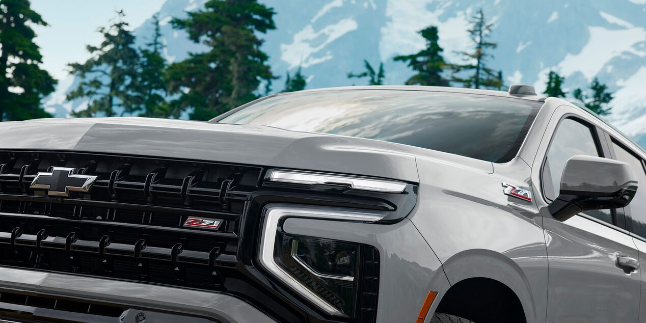 Detalle del diseño frontal y parrilla de la Chevrolet Suburban Z71 con badge distintivo Z71