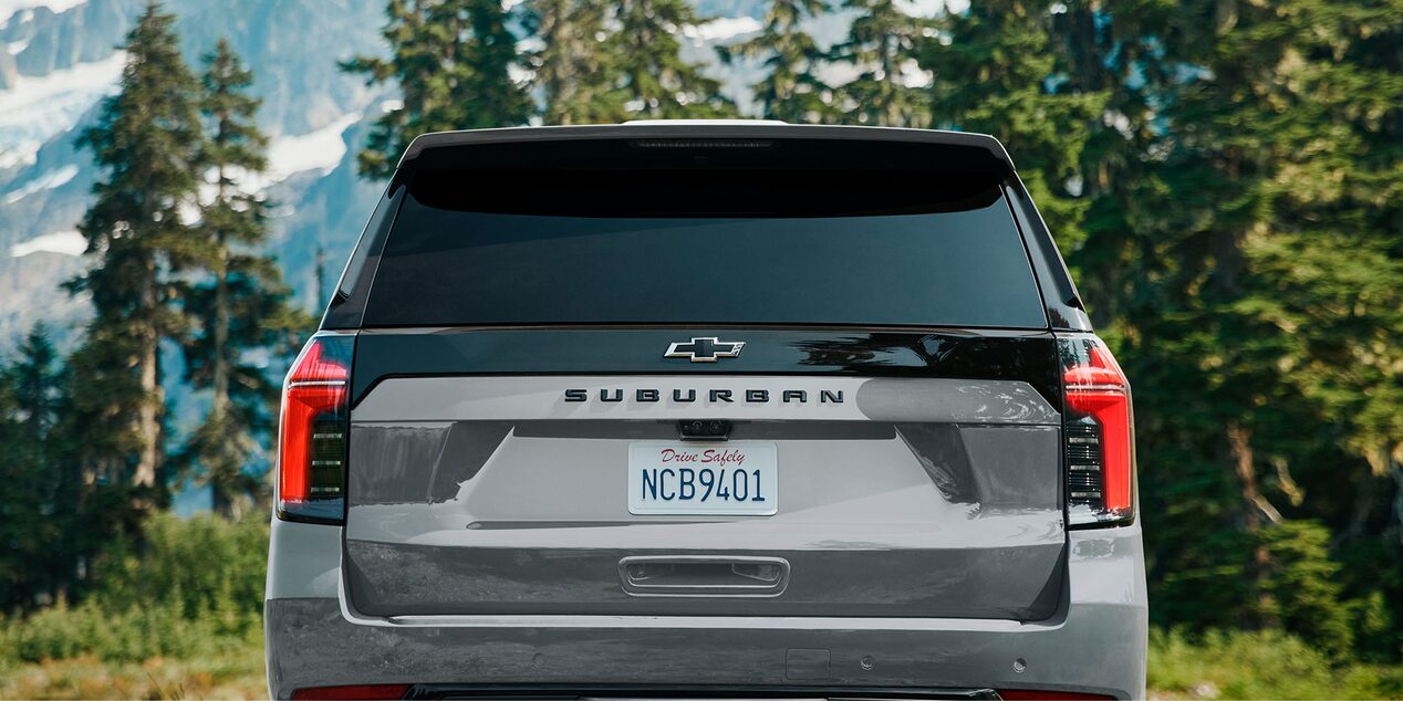 Vista posterior de la Chevrolet Suburban Z71 con logo Chevrolet y placa NCB9401 resaltando el diseño robusto del portón trasero