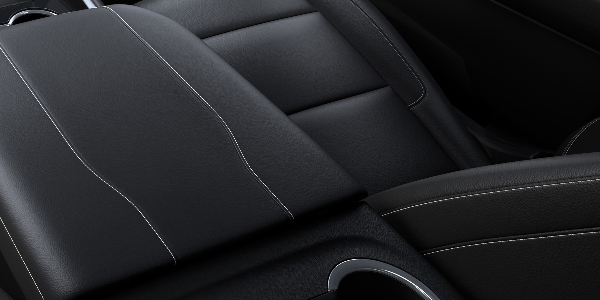 Detalle de apoyabrazos y asientos de cuero del Chevrolet Suburban Z71 con costuras elegantes