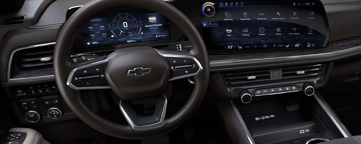 Interior del Chevrolet Suburban Z71 con tablero digital, volante multifunción y pantalla central con sistema de infoentretenimiento