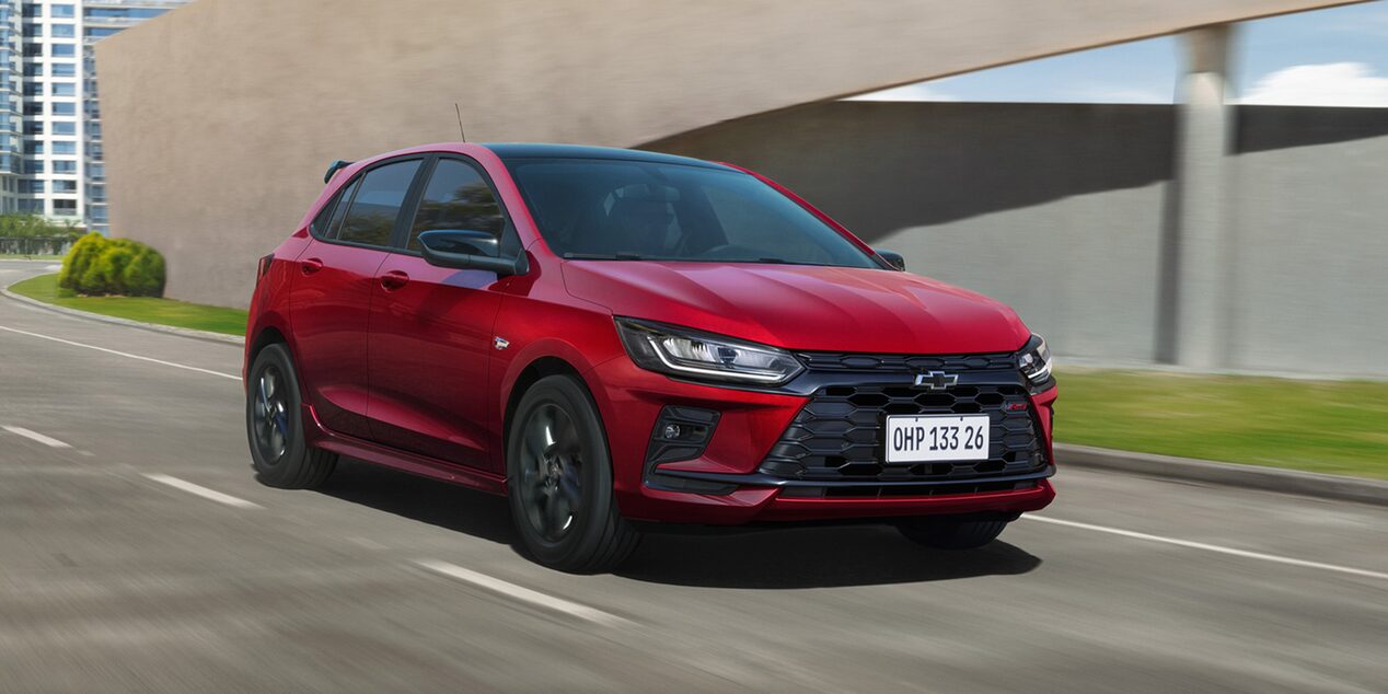 Chevrolet Onix conduciendo en ruta urbana, destacando performance de su motor turbo de 115 CV.