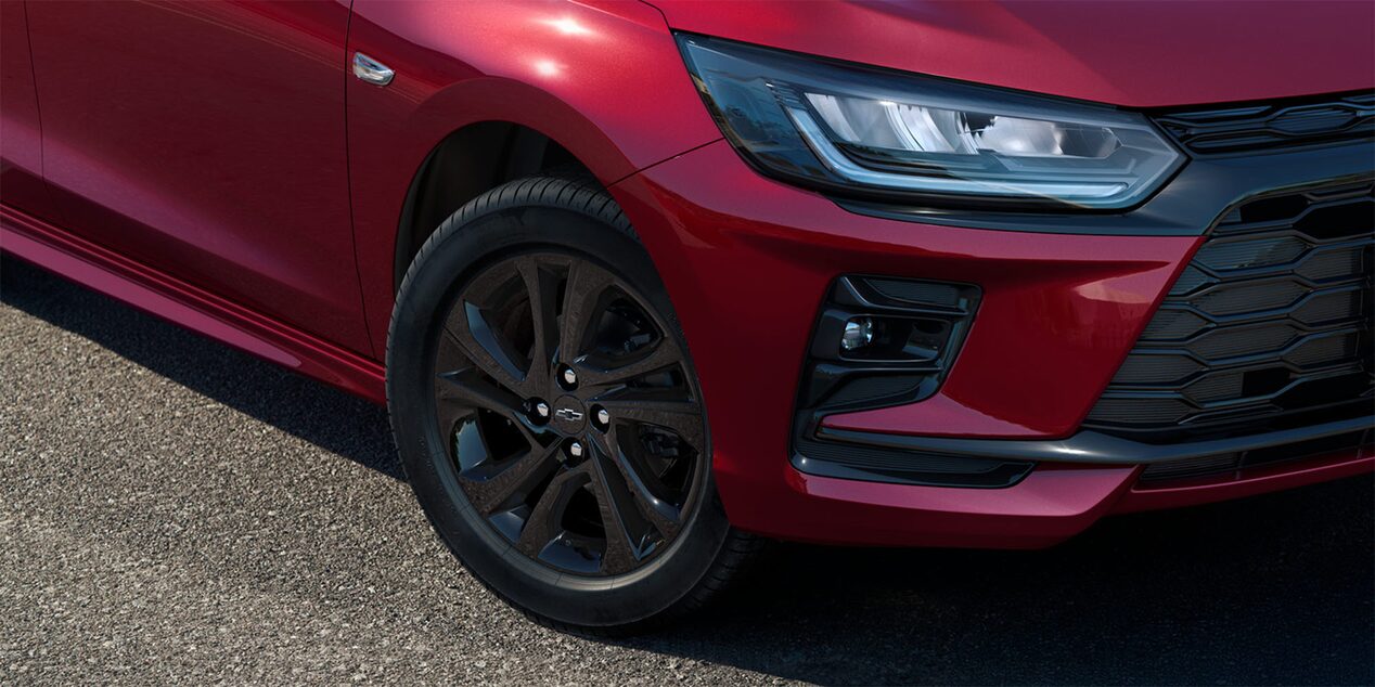 Vista frontal del Chevrolet Onix destacando rines y faros.