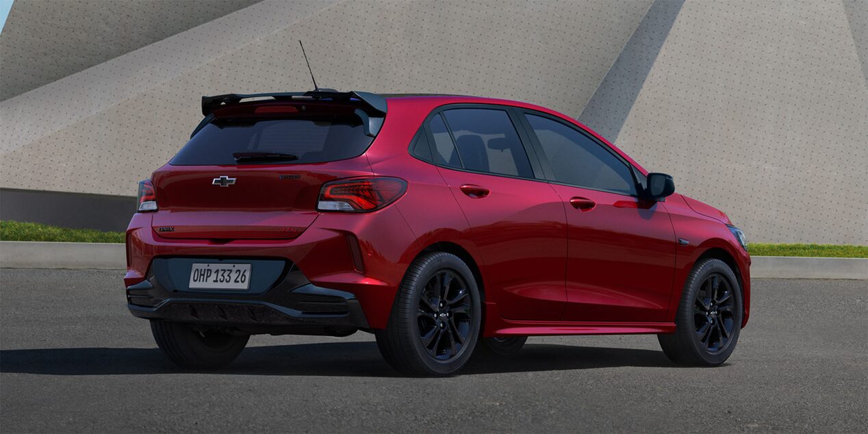 Vista lateral trasera del Chevrolet Onix estacionado en área urbana.
