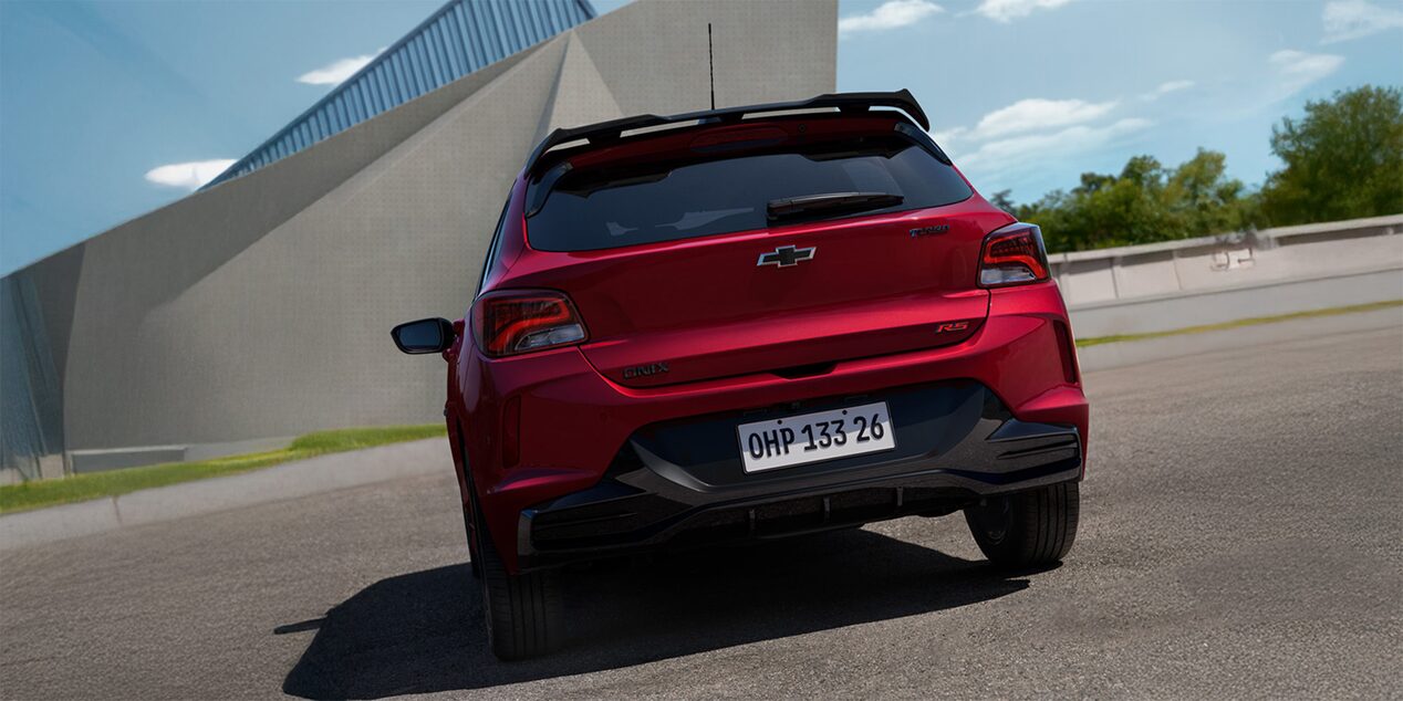 Vista trasera del Chevrolet Onix estacionado en área urbana.